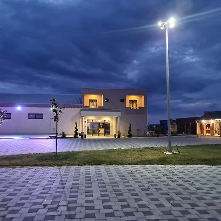 Diamond Hotell Nin Eksteriør bilde