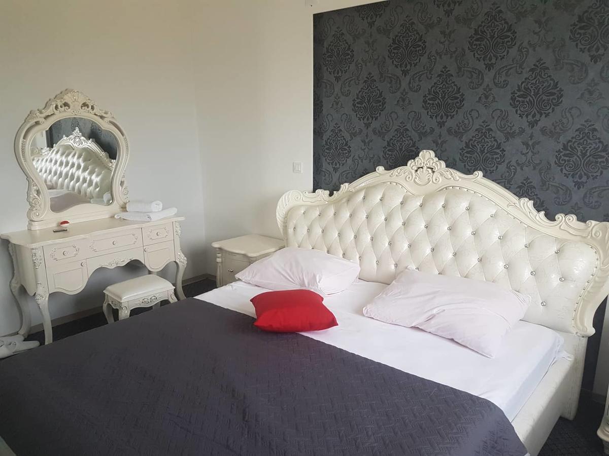 Diamond Hotell Nin Eksteriør bilde