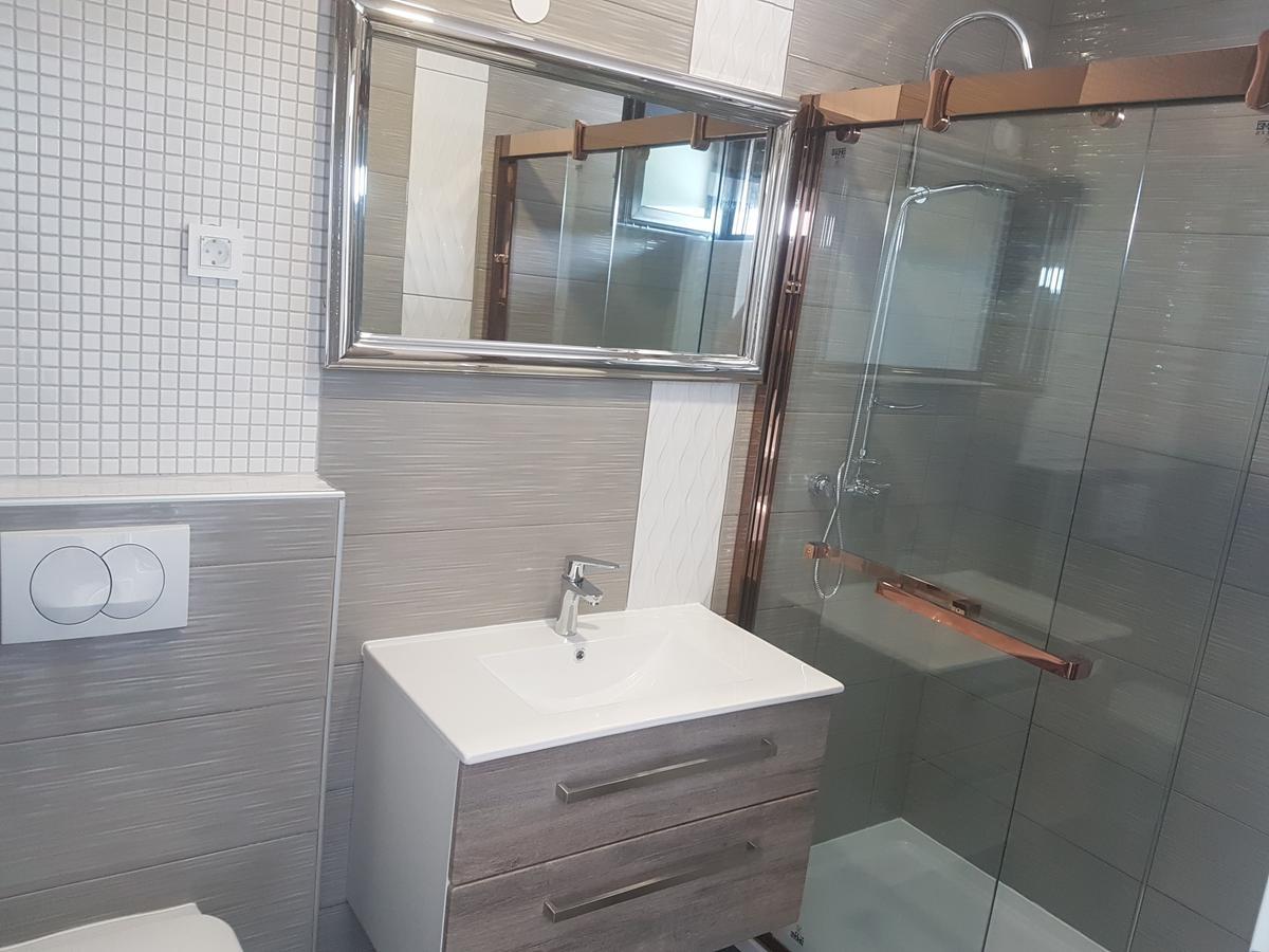 Diamond Hotell Nin Eksteriør bilde