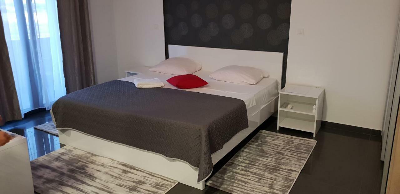 Diamond Hotell Nin Eksteriør bilde