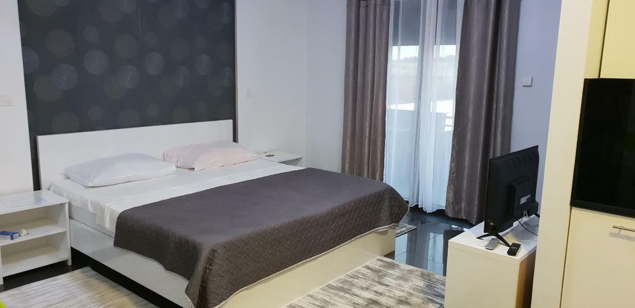 Diamond Hotell Nin Eksteriør bilde