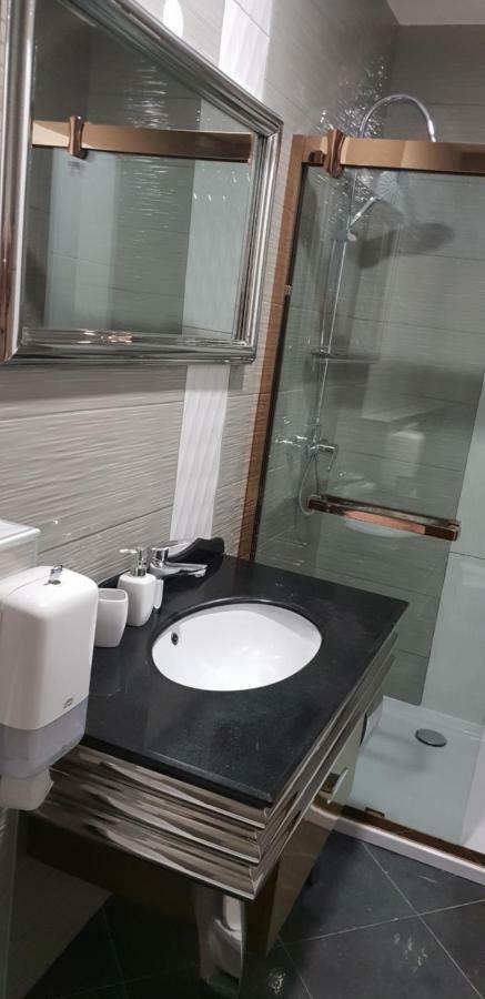 Diamond Hotell Nin Eksteriør bilde