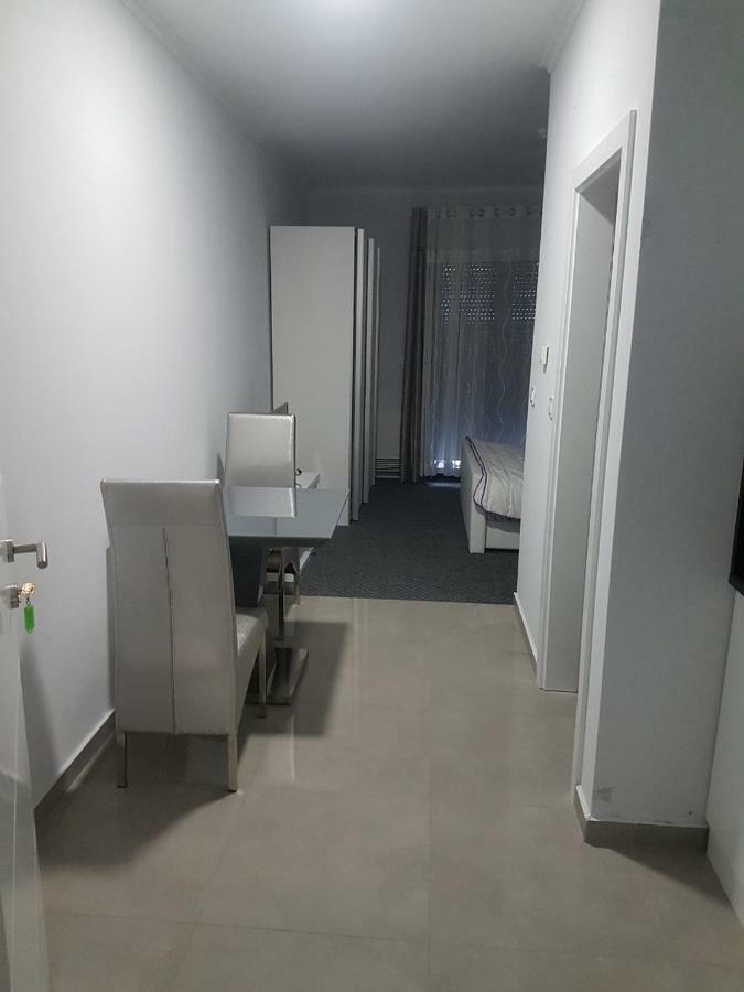 Diamond Hotell Nin Eksteriør bilde