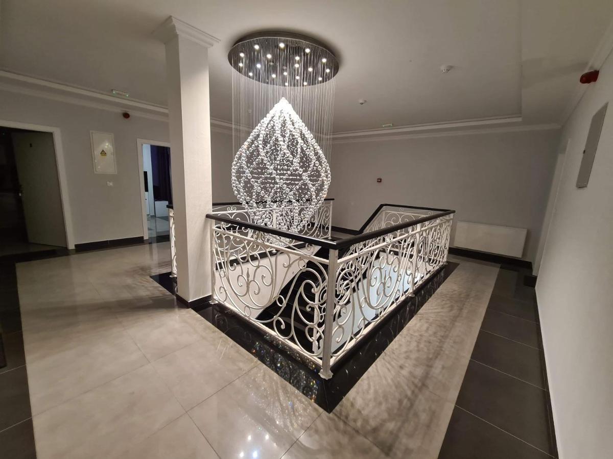 Diamond Hotell Nin Eksteriør bilde