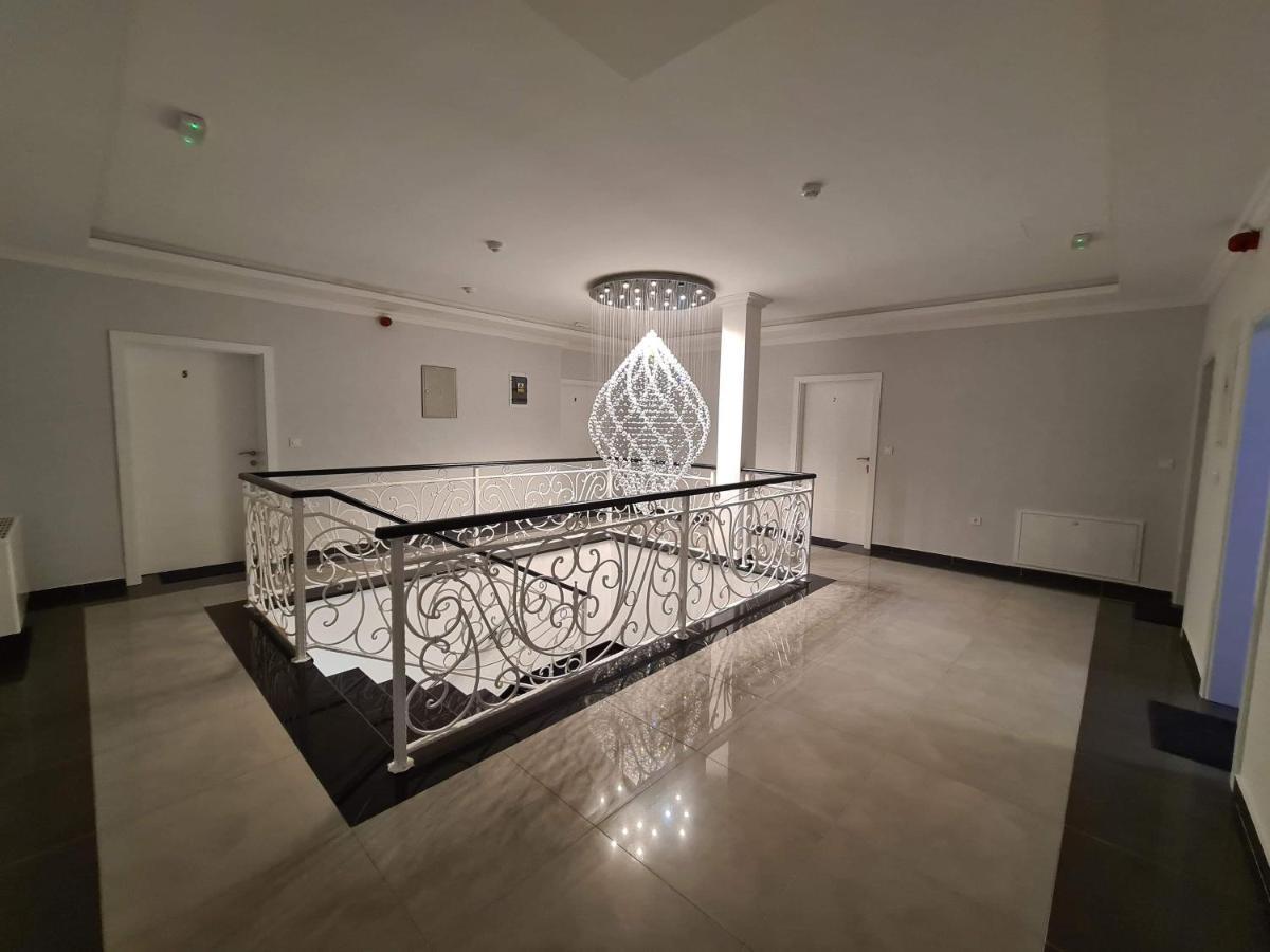 Diamond Hotell Nin Eksteriør bilde