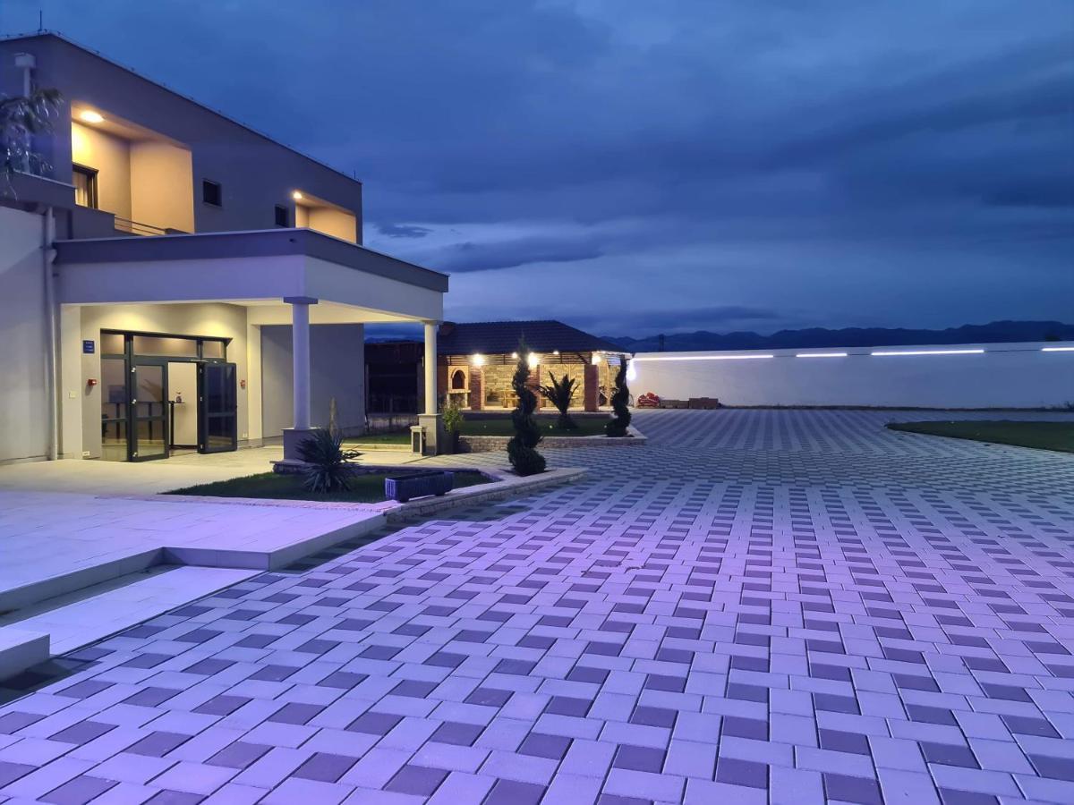 Diamond Hotell Nin Eksteriør bilde